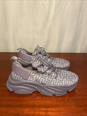 Steve Madden Pilot Sneaker Grey 
women’s 9M